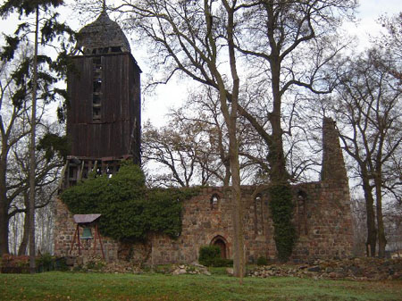 A Die Kirche 2005 - mit Glockenständer