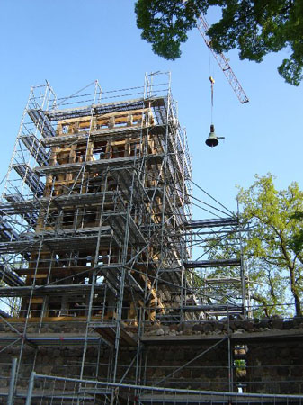 Q Die alte Glocke auf dem Weg in ihren Turm
