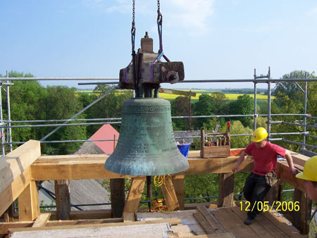 R Die alte Glocke auf dem Weg in ihren Turm