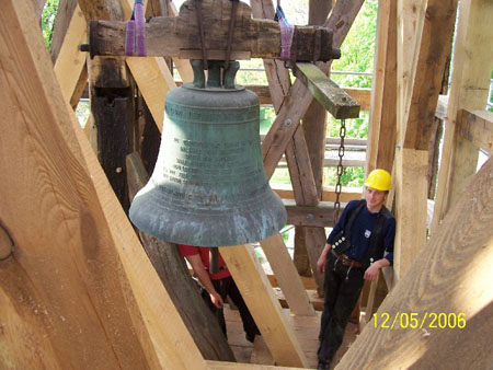 T Die Glocke hat ihren Platz erreicht